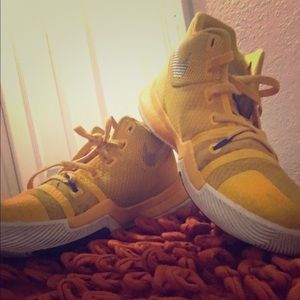 Boys yellow Nike Shoe